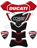 Tankpad, Protège-réservoir adhésif en résine 3D pour motos Ducati , code D-010, dimensions 19,5 x 15,5 cm avec 2 écussons Ducati en résine offerts